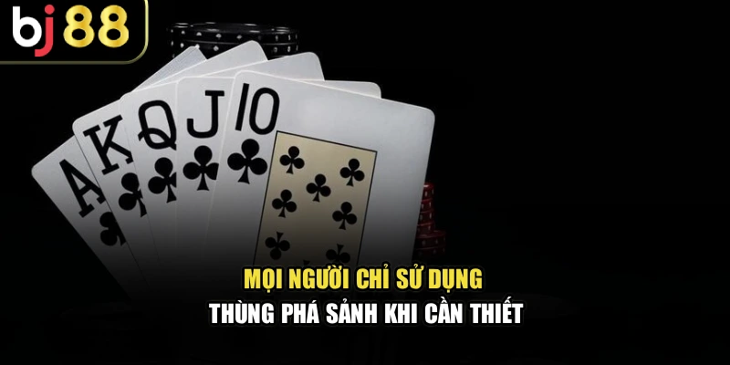 Mọi người chỉ sử dụng thùng phá sảnh khi cần thiết